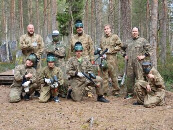Limingan etsivien PerjantaiBooster pelaamassa Paintballia Oulunsalon metsässä.